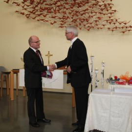 Skólameistari afhendir Guðmundi Einarssyni viðurkenningu en hann lýkur nú störfum eftir að hafa verið kennari við skólann í samfleytt 22 ár