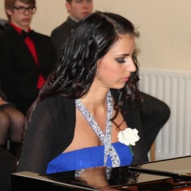 Bára Jónsdóttir leikur á píanó.