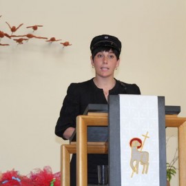 Þorbjörg Ólöf Jónsdóttir áfangastjóri VA afhenti tveimur fjarnemum við VA prófskírteini.