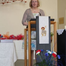 Hildur Halldórsdóttir aðstoðarskólameistari ávarpar samkomuna.