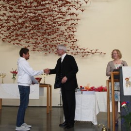 Caio Montbellier skiptinemi frá Brasilíu tekur við viðurkenningu frá skólameistara.