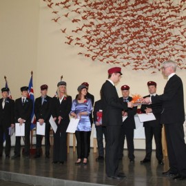 Ólafur Njáll Jakobsson tekur við verðlaunum fyrir góðan árangur í stálsmíðagreinum.