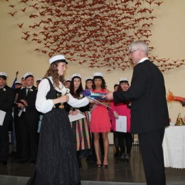 Sólveig Guðmunda Guðmundsdóttir dúx, tekur við verðlaunum úr hendi skólameistara.